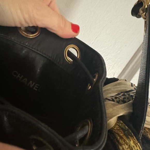 Chanel bucket bag with gold chain strap - Picture 6 of 15